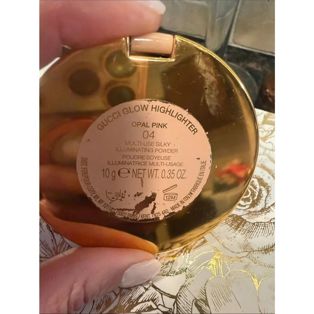 Gucci Glow Multi-Use Silky Illuminating Gel-Powder Highlighter 04 OPAL PINK